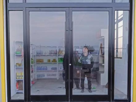 不知道我装玻璃门的流程和步骤和你一样吗?#门窗人 #肯德基门 #玻璃门 #推拉门 #商务地弹门安装 #施工现场实拍