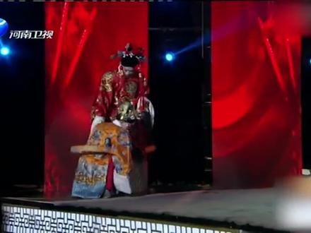 梨园春:残疾选手上台打擂,观众全体起立,庞晓戈瞬间泪目!