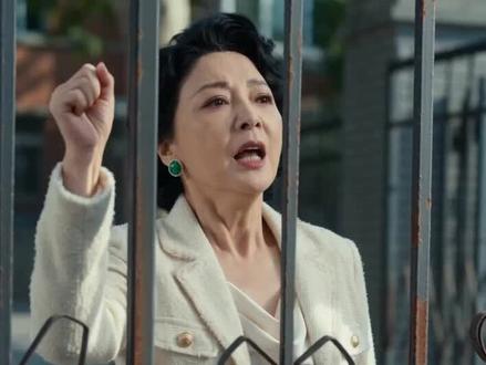 温意与武清秋的服装生意逐渐走上正轨,姐妹二人在互相扶持中重新掌握人生主动权。可肖晴不甘落败,暗中设局,引发经营资格风波,温意和武清秋一度陷入危机。关键时刻,陆泽铭用功勋换来的试营证救下温意,也让她对这段婚姻有了新的衡量。随后“军荣服装店”开张爆火,温意事业迎来转机,武清秋也正式斩断旧婚姻。与此同时,陆泽铭归来后发现自己早已被温意吸引,却因误会与傅志远爆发冲突。#原创动画 #AI创作浪潮计划