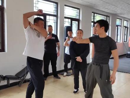 妙峰打假鸽武缘结束,只扛住了3个劈掌一鞭腿,妙峰懂得人情世故 #鸽武缘 #少林妙峰 #打假 #踢馆