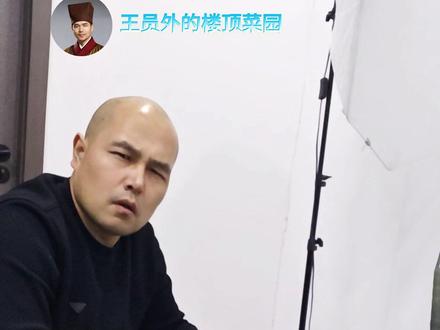 这种红薯千万别买!农残超标,教你一秒识别“毒红薯”。 “第一看颜色!正常红薯表皮颜色比较均匀。而用药过量的,颜色会特别暗沉、发乌,或者一块深一块浅,像长了‘锈斑’一样。”
“第二看斑点!重点看有没有这种不正常的黑褐色小点,或者像油渍、糖渍一样渗出来的斑块。这很可能是药物灼伤或残留渗透的表现,正常红薯很少有这种。”
“第三看根须部位!健康红薯的根须孔洞比较干净。用药的这里容易发黑、萎缩,或者有异常突起。记住这三点,就能避开大部分问题红薯。”
#红薯 #生活小妙招 #普及知识 #买菜攻略 #实用知识