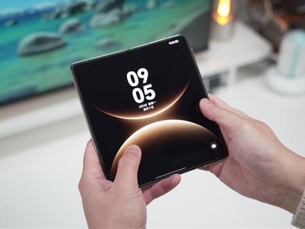 华为折叠屏外屏自带的膜手感一般,换上图拉斯冰瓷膜会好用很多! #华为matex7 #华为钢化膜 #华为matex6 #华为mate80 #图拉斯