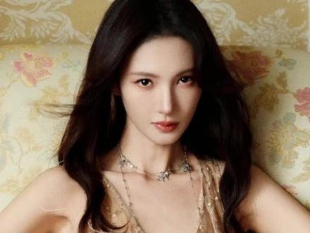 金晨驾车事故通报和本人回应~个人感觉不算肇事逃逸呀,第一时间去医院治疗很正常,而且也留了人处理,就是这个助理的处理方式很不当啊#金晨 #金晨回应 #金晨道歉