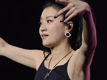 #李嘉格上海巡演 #谢谢你爱我李嘉格
全场大合唱,然后格格朝我扔来一把我儿最爱的汉堡糖