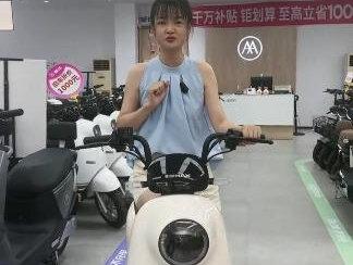 爱玛露娜!新国标电自款!不用考驾照,直接上绿牌!60伏5块大电池!多色可选!喜欢的评论区见#爱玛电动车 #爱玛 #电动车 #新国标电动车 #南京
