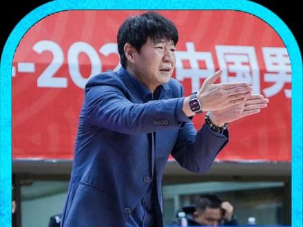 炸裂!克里斯两T遭逐 邱彪怒摔西装也被罚! #克里斯 #邱彪 #同曦vs山东 #cba常规赛#克里斯遭驱逐