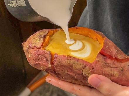 谁能拒绝秋冬的第一杯红薯拿铁呢!温州也有啦!香薯了!
#烤红薯 #咖啡 #红薯拿铁 #温州同城 #仙女都在喝什么