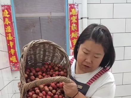 生活有酸甜苦辣,健健康康平平安安的就是好,我大河南加油!!!纯天然的山楂泥加入白糖熬制,做成了山楂皮,给生活加点甜。#我的乡村生活 #乡村守护人 #美食 #山楂#三农