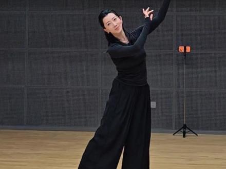 “旁提慢步”·身韵巡礼基础教材组合之一
| 教材主编:王伟老师
| 音乐创编:戴鹏飞老师
| 教学示范:@刘怡凡Eva 老师
🌟课堂笔记📚:
“旁提”
是在拉长身体线条空间的同时仍能兼具女子特有的婀娜多姿曲线美的动作。
一个学习者如果能做出好看标准的旁提舞姿~,基本已具备专业院校训练6年级的水准。 对于质感、情感、文化的理解,就要随着年龄和舞龄慢慢去感悟~ ~
#刘怡凡#身韵巡礼基础教材#旁提慢步
#中国古典舞审美标准