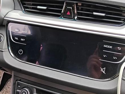 2018款吉利帝豪中控屏拆卸视频讲解,一把螺丝刀、撬板轻松拿捏