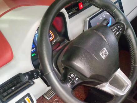 天气渐凉众泰E200无暖风怎么行。原车PTC烧了,更换拆车PTC故障依旧,断开PTC插头短接互锁开关,测量无高压电,拆解高压分线盒外盖,万用表通断档测量保险丝不导通,测量电压无高压电输出,直接导线短接保险丝两端有暖风,维修方案更换PTC保险丝#每天一个用车知识 #实实在在的修车