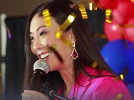 美国堪萨斯州迎来首位华裔女市长,曾获艾美奖提名,39岁步入政坛,破纪录筹得竞选资金超40万美元。#美国 #堪萨斯州 #华裔 #市长 #竞选