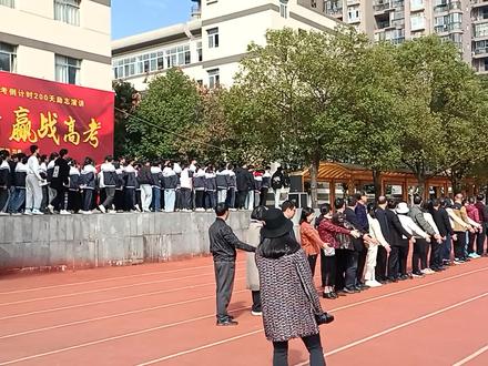 今日井冈山大学附属中学在田径场举办高考倒计时200天“点燃激情 赢战高考”励志演讲,由方可教育的金牌讲师刘勇主讲😊
#吉安飞达音响 #井冈山大学附属中学 #2024高考倒计时 #击掌 #音响租赁