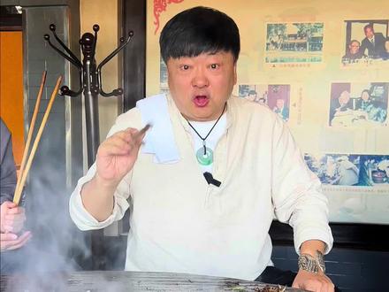 北京武吃~炙子烤肉,踩着马凳,搭着手巾板,看着钟鼓楼,豪横啊! #洪剑涛的美食之旅#usmile笑容加数字牙刷