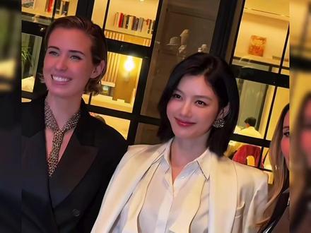 #韩国女演员金裕贞
今日出席了意大利奢侈品牌
Brunello Cucinelli 2026年秋冬发布会
现场她和品牌创始人Brunello Cucinelli先生
以及Carolina等家族成员一起合影拍摄
现场金裕贞身穿米白色套装
手提同品牌深棕色手袋
曾经我小孩子姐现在超有御姐范儿,
又美又自然