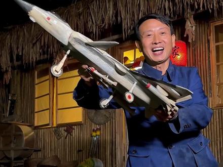 剑指苍穹的歼-20,蓝色天际中的长空之王,凝聚着英雄们的创新科技,让我们的战斗机奔向未来! 手工用木头制作与打磨一架歼-20模型,感谢每位默默付出的英雄!#我的乡村生活 #新农人计划2022 #乡村守护人 #一定要看到最后 #充能计划