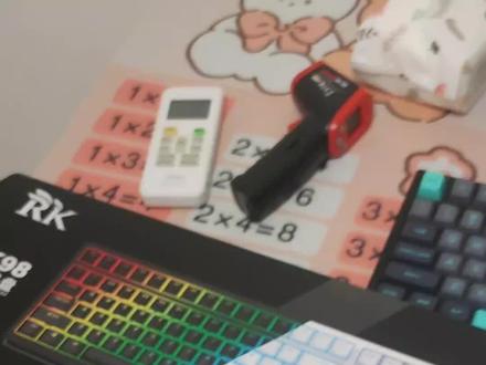 rk r98 红轴,价格229,支持三模,按键回弹有力,游戏反应灵敏。手感比不上vgn,做工好过狼途。