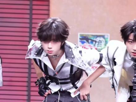 口哨这两段简直魅魔来的,还有守护小杰的肚脐,感谢颜文字老师的直拍啊啊啊#王橹杰 #希区考克作品152 #爱豆超绝表情管理