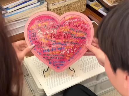 被坚定的表白100次 这是多么浪漫的礼物啊~#礼物 #拼图 #我爱你 #100种语言我爱你 #情人节