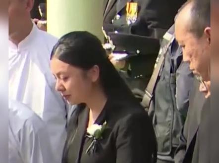 看到何伟豪的女友哭泣着颤抖着时,就明白他的你仿佛跟着何伟豪一起去了。#何伟豪#香港火灾