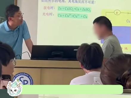 来不及怀念沙沙哥了,现在登场的是中指哥#大学生#离谱