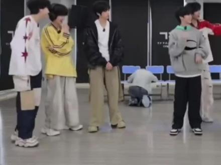 张函瑞对每个人都很好,下雪会先帮别送拉上拉链,考核会给其他人鼓励。四代读信环节提到“真诚”第一个想到的都是张函瑞。胃痛到直不起身子跪坐在地上没有人去关心慰问。前段时间还要被拿出来zy装病,我的小孩这一路走来一直真心对待所有人那有谁能同样真心对待他呢。张函瑞再坚强他也不过只是一个刚满16岁的孩子。。#TF四代 #张函瑞