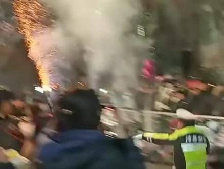 2025年禁止放烟花爆竹
你放烟花高兴,环卫早上起来累到哭
你放烟花开心,空气污染危害健康
你放烟花过节,导致火灾谁来负责
传递正能量,过节不只是放烟花才能过节
