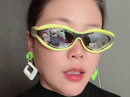 今天太热了,不然头发都不想绑起来!我就喜欢这种风格呀!#墨镜一戴谁也不爱 #好不好看都是限量版 #高冷风墨镜 #绿色太阳镜