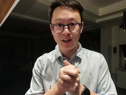 家庭版威士忌酸真的不好喝么? 家庭版威士忌酸真的不好喝?才不是呢!
🥃 金宾波本 60ml 打底,
🍹糖浆 30ml 中和酸涩,
🍋鲜柠檬汁 30ml 注入清爽果香,
🧊摇杯摇匀加冰,
酸甜平衡得恰到好处✨,波本的醇厚混着清新酸香,一口顺滑又解腻,
这杯家常版,好喝到直接颠覆你的刻板印象!
#调酒师 #威士忌酸 #抖音年味争霸赛 #导演小廖爱学习