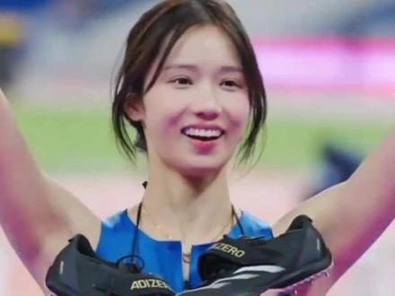 又美又飒! 全运会女子跳高决赛,“00后”湖北队选手邵雨琪跃过1米90高度夺得冠军。未来可期,继续加油!
