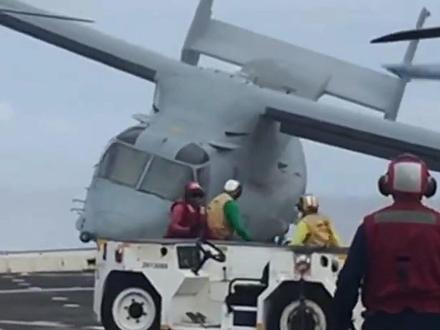 #v22鱼鹰运输机 在绿湾号两栖登陆舰出事的画面,它以同时具备直升机的垂直升降和固定翼飞机的高速,航程远 耗油量滴的特点备受美海军陆战队的青睐,但事故率也备受吐槽。#军迷发烧友 #国外合法拍摄