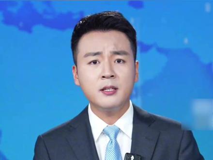 女子常穿洞洞鞋后无法行走,足底竟被查出长了“石头”,被确诊为足底筋膜炎。医生:鞋底不是越柔软越。(来源:四川观察)