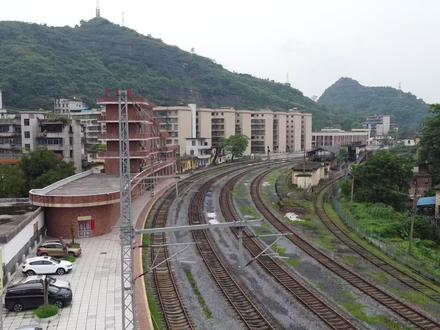 探索广东北大门,曾经是繁荣重镇,如今无人问津 坪石镇,地处湘粤两省交界,自古以来便是交通要冲。古代时期,水路运输极为发达,南北货物在此接驳中转,使其成为中原通往岭南的重要通道。随后,京广铁路的建成进一步巩固了坪石镇的交通枢纽地位,其繁荣程度甚至超越了上级乐昌市,成为区域经济的重要支撑点。
然而,随着时代的变迁,交通网络的不断升级以及更高效的出行方式的出现,车速更快的新线路和空运的兴起逐渐取代了传统的京广线。坪石镇因过度依赖传统商贸,经济结构单一,未能及时适应时代的转型需求,最终在发展的浪潮中逐渐被边缘化,没有及时转型,版本之子最终被时代抛弃。今天就跟着城市探索家老卢一起探索,广东北大门,岭南第一镇-坪石
#广东 #小城 #旅游 #火车 #生活