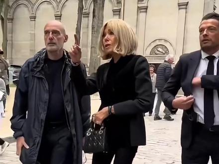 72岁布丽吉特好惊艳,一袭黑衣又瘦又美,黑色戴妃包是点睛之笔