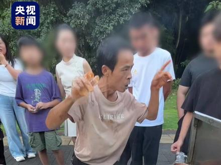 景德镇“鸡排主理人”因真诚服务走红,金句频出持续圈粉。“找到自己的热爱,认认真真地做下去。”点赞敬业的“鸡排哥”👍 @甜甜小圆圈 @今视频长天新闻