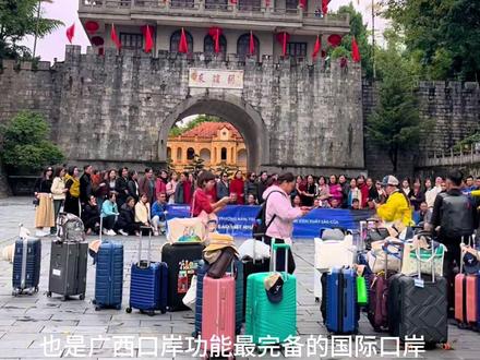 中国边境口岸最多的城市是广西壮族自治区的崇左市。崇左市位于广西壮族自治区西南部,与越南接壤,是中国通往东盟最便捷的陆路大通道。该市边境线长533公里,是广西陆地边境线最长的地级市。崇左市拥有16个对外开放口岸,具体包括:
国家一类口岸5个:友谊关口岸、凭祥铁路口岸、水口口岸、爱店口岸、硕龙口岸
国家二类口岸2个:平而关口岸、科甲口岸
边民互市点14个
友谊关口岸是中国通往越南最大最便捷的陆路口岸,也是广西口岸功能最完备的国际口岸,主要进出口水果、种苗、电子元件等产品。
崇左市作为中国边境贸易第一大市,外贸进出口总额连续14年排名广西第一,连续8年入围"中国外贸百强城市"。
#到崇左赴一场山水之约#崇左秋冬打卡正当时