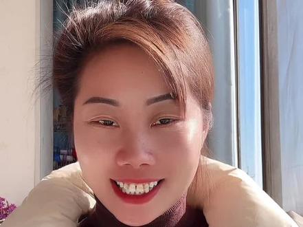 桑英2025.2.9直播完整不中断版#杨妞花🌸杨妞妞 #杨妞妞 #桑英 #直播录屏分享
直播内容:桑英因妹妹的归来而性格大变,变得开朗且皮厚。她感谢大家的喜欢和支持,并表示妹妹是她生活中的福星。
桑英回忆起妹妹被拐走后,自己生活变得艰难,胆子小且对人有防备心。但妹妹回来后,她感受到了真心对待,防备心逐渐消失。
桑英还提到自己的牙齿问题,表示想通过拔牙来改善,并开玩笑说如果真去整牙,希望大家不要再说她哪里都是假的。
她还提到自己性格好,不计较,但有时会被人认为傻傻的。桑英说和妹妹长得不像,但性格上却有相似之处。她表示自己爱美,也想变漂亮,但更多时候是和朋友聊开心、搞笑的话题。
她还提到自己会做很多事情,如做衣服、织布、织手套等,并表示有班上就会去上班。
最后,桑英感谢大家的支持和陪伴,表示希望大家都能好好努力,过上好日子。