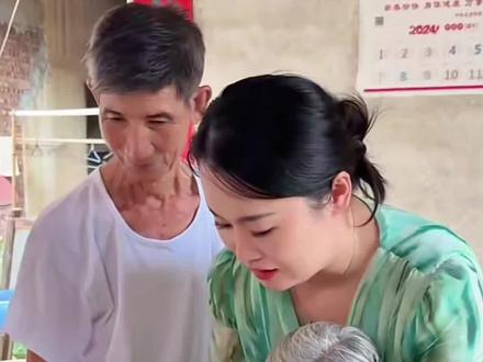 给爸妈的健康血压计 兄弟们姐妹们,给爸妈送礼物,就送实实在在的健康!
这款#海氏海诺臂式血压计 一键开始测量,测量完还有清晰的语音播报,操作简单,老人自己就能用!
这款方便又实用的血压计,赶紧给爸妈安排上,让他们在家就能轻松测血压,健康有保障!#血压计 #老人血压检测 #给病人量血压 #家庭测量血压