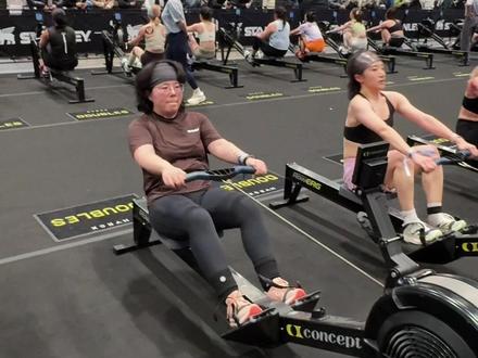 HYROX 🏴 人,不需要“准备好”再出发 「可以参加 HYROX」这件事,从来不是靠成绩来证明的。它不需要体面,不需要跑进多少分钟,它只需要一个人站在起点,然后一步一步把自己完整地送到终点。我们花了太多时间来担心自己不够格,却忘了人不需要等到准备好再出发。
如果有人在赛场上、在这些文字里、在任何地方,看到这样的我,也能觉得自己「可以」,那这就是我完成这件事,全部的意义。
不是我影响了谁,是我先做到了,然后你知道,你也可以。
与君共勉,下一个赛场见!
#hyrox #hyrox北京 #hyrox上海 #tunavia #跑步