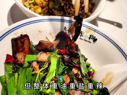 😮不会真的有人五一假期要去武当山? 宝子们👫,道教圣地、国家 5A 级的武当山,绝对是旅行必打卡地!超全攻略奉上📖
💰 门票及费用
武当山景区成人票,提前预定 259 元,当日买 264 元(含金顶票)。金顶、紫霄宫小门票可单独购买。索道上行、下行各 80 元,往返 150 元 。
⏰ 开放时间
周一至周五 07:30 - 17:30,周六周日 07:00 - 17:30,节假日以官方通告为准,务必留意时间规划行程。
🚗 交通指南
✈️选武当山机场,乘景区专线巴士 2 号线,40 分钟直达景区,票价 15 元 / 人。
🚄到十堰站或武当山站后,转公交或打车前往。
🚌景区内景交车在各重要景点设站,十分便捷。
🌟 游玩路线推荐
🎈 一日游轻松版
乘车至琼台👉可索道上金顶(往返琼台);也能索道上山后👉依次前往南岩宫、紫霄宫、太子坡再返程。适合时间紧的宝子,但节假日或祈福日可能逛不完。
🌅 两日游观日出版
不爬山方案
第一天:到琼台乘索道上金顶,住金顶贵宾楼(观景房平时 1000 左右,特价 480),傍晚去吊钟台看日落。
第二天:酒店或红旗处看日出,索道下琼台,接着去太子坡、南岩宫、紫霄宫,最后返程。
🧗♀️ 爬山方案
第一天:乘车至太子坡,到南岩(乌鸦岭)后爬山至金顶,住金顶贵宾楼(步行约 3 小时,依体力选择)。
第二天:酒店看日出,索道下琼台后返程。
🥘 美食推荐
🍲养生三珍汤:松茸、元蘑、香菇熬制,汤底鲜美、菌菇软嫩又滋补。
🍑药膳仙桃宴:以武当山仙桃搭配药材,美味养生。
🥔天麻豆腐:野生天麻配嫩豆腐,鲜嫩清淡,素食者福音。
🥮武当道姑烧饼:皮薄馅多,有山野菜等多种馅料,酥脆可口。
🍬武当酥糖:香甜酥脆、入口即化,工艺精湛。
👗 穿搭建议
穿汉服或素色长裙,氛围感拉满,再戴顶防晒帽,好看又实用。
📌 贴心小 tips
1️⃣金顶温度比预报低 8 度左右,穿可脱卸衣物。
2️⃣爬山别夜爬,无路灯且人少,女生尤其注意安全,要在天黑前到达。
3️⃣景区香火贵,可在山下提前购置。
#武当山攻略 #道教圣地 #五一旅行指南 #周末去哪里 #西安