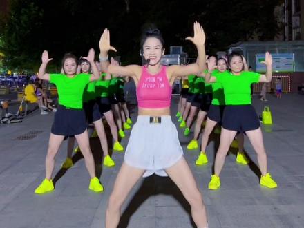 丫头怎能落下火爆全网的《恐龙扛狼》🐺完整版健身操来袭!简单基础卷腹超级虐肩背,跳完一遍全身有反应😂来挑战吧姐妹们#运动 #自律 #热门音乐🔥 #团队精神