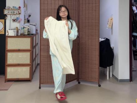 有三个颜色,但我觉得白色最百搭日常辣~#裤子#奶皮裤