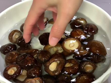 真想不到,泡发干香菇这么快,只要一招,仅5分钟香菇又软又干净 #三大干香菇 #香菇 #干香菇泡发 #干香菇冷水泡 #干香菇怎么吃 #生活小技巧 #生活小妙招 #生活小技巧学会你就捡到宝了