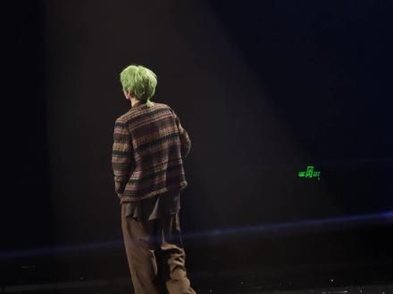 爱自己 关于蒲熠星在演唱会唱Try后卸妆并告诉我们要爱自己这件事
他说 虽然很多事情很难但是会继续努力,因为这是他的工作。他的工作就是打扮得漂漂亮亮的,给大家演出,让大家开开心心的,没有想到我们会穿的比他还要隆重,他说 “我很感慨,这不是我的工作吗,不是应该我打扮得漂漂亮亮来见大家吗?”
他说 我们每个人都有一颗爱美的心,希望大家打扮得漂漂亮亮的这件事情,不是因为社会的规训,不是因为他者的凝视,不是一种fit in的焦虑,而是出于爱自己,他希望在那些姣好的妆容下,在那些华丽的服装下,抛开这些所有的一切,我们每个人都是值得被爱的人。
他说“l will try for your love”but“you don't try so hard”他说他会努力回应我们的爱,但我们不必为此努力
他告诉我们值得被爱
他说 爱自己
#蒲熠星 #蒲熠星巡演 #蒲熠星上海 #铃兰 #爱自己