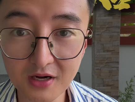 《给阿嫲的情书》为什么让南洋后裔破防? 很多人以为“下南洋”是闯荡。
但对老一辈华人来说,
更多时候是为了活下去。
《给阿嫲的情书》最扎心的,
不是电影,
而是真实历史。
#给阿嫲的情书#南洋华侨#下南洋 #过番 #泰国华人