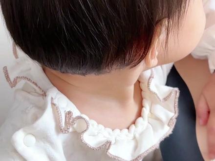 居家给一岁宝剪头发#儿童发型 #宝宝剪发视频 #宝宝剪发 #自己给宝宝剪发 #宝贝好会配合太逗了