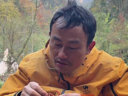 12月7日,湖南张家界。七星山荒野求生挑战赛,蜜蜂哥称参加荒野求生就是奔着冠军去的。每天在想哪里寻找食物,已经完全忘记外面的世界。蜜蜂哥:“很享受荒野户外,自己在农村经常上山,只要体检通过待一年都可以。”既然选择就不会退赛,非常喜欢现在这样的感觉。(记者:赵荆威)#荒野求生 #蜜蜂哥