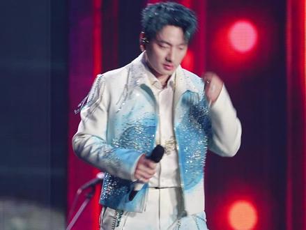 海来阿木哈尔滨演唱会与粉丝合唱《分儿币不掏》,结果自己没进去拍子真的好搞笑!#海来阿木 #海来阿木哈尔滨演唱会 #来跳舞