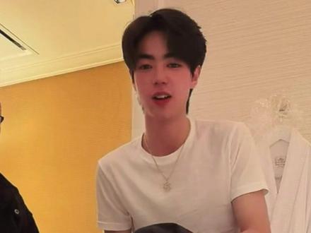 纳迪尔的鞋子终于换了!他说:金山银山该省就省,该花再花!#盈公主和纳迪尔#盈公主#纳迪尔小姐夫