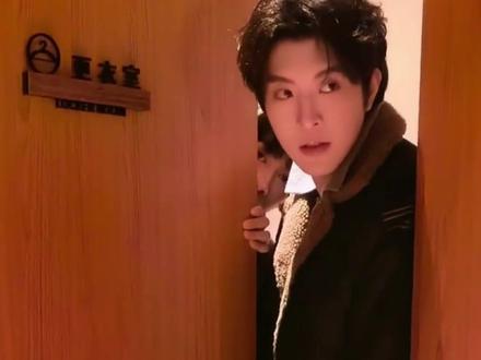 小情侣可不就是一起换衣换,就爱秀恩爱#星邱 #CP #邱鼎杰 #黄星